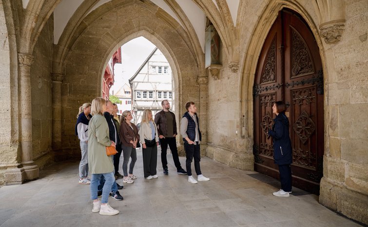Stadtführung mit einer Gruppe von Menschen durch Bad Saulgau