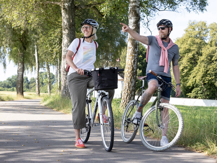 Ein Mann und eine Frau beim Fahrradfahren.