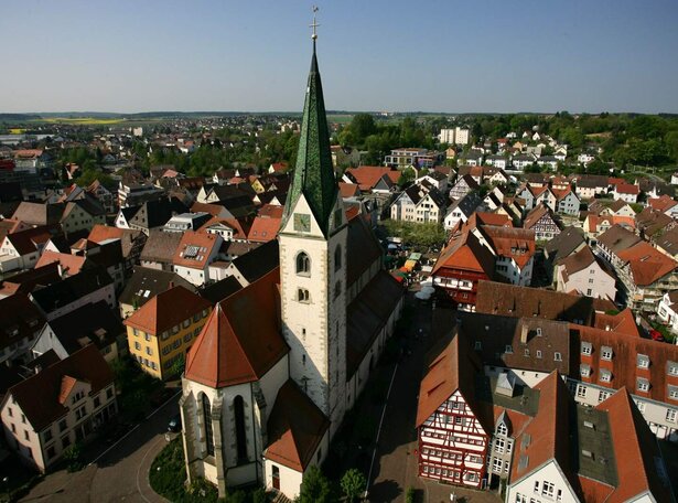 Die Stadtpfarrkirche von hinten.