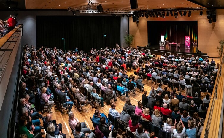 Publikum bei einer ausverkauften Veranstaltung im Stadtforum, Blick auf die Bühne während der MUNDART-Tage mit Kabarettprogramm