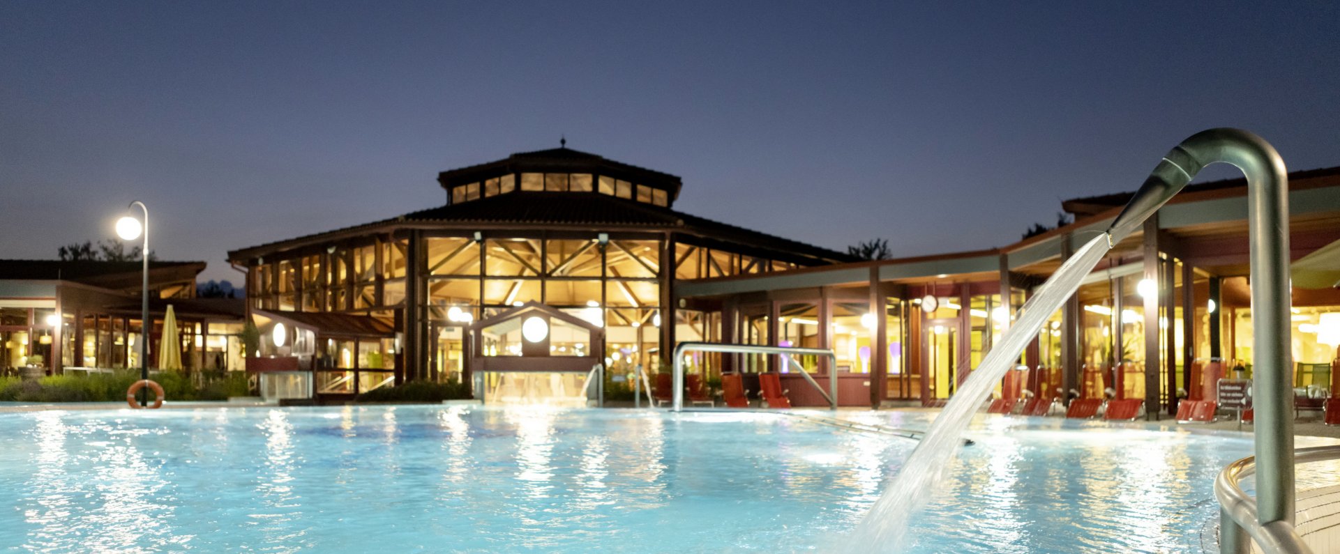 Außenbecken in der Sonnenhof Therme bei Dunkelheit