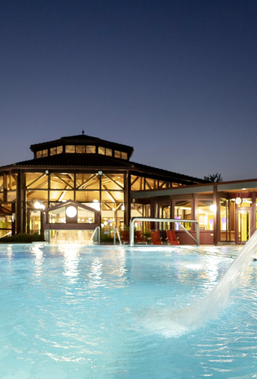 Außenbecken in der Sonnenhof Therme bei Dunkelheit