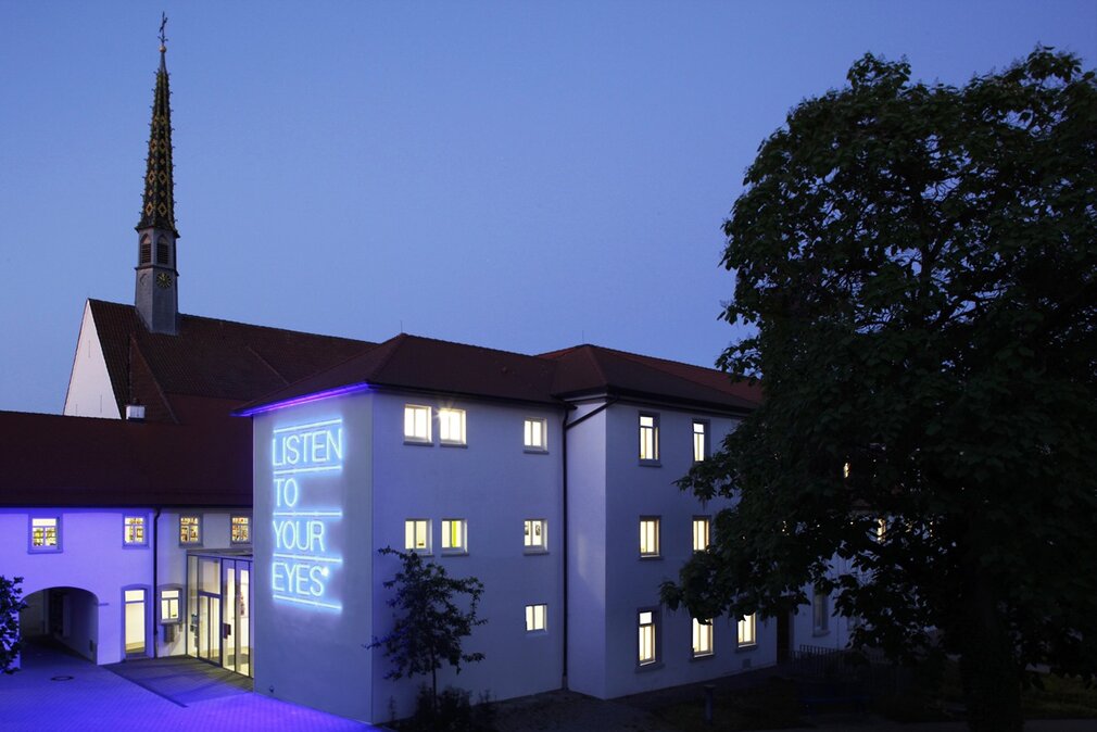 Ein Kloster bei Dämmerung.