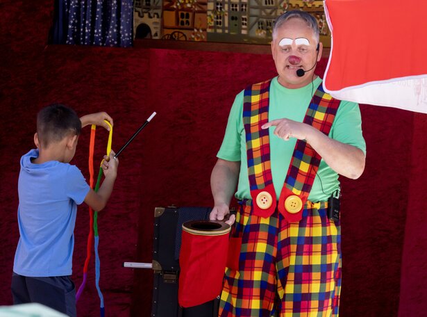 Happy Family Day Kind mit Clown