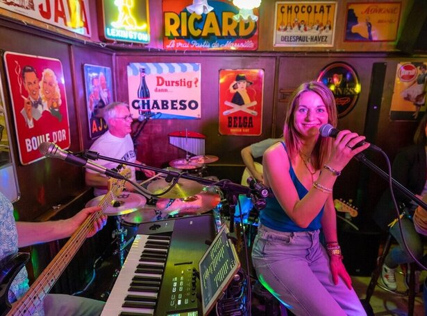 Eine Band spielt in einer Bar.