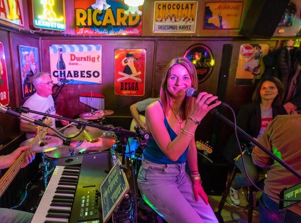 Eine Band spielt in einer Bar.