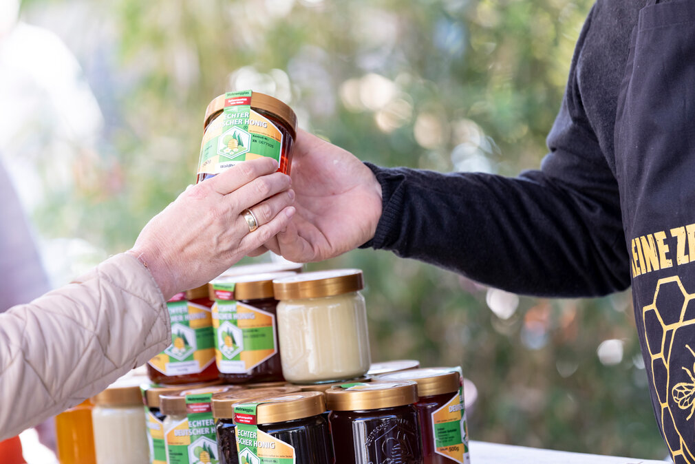 Verschiedene Honigsorten auf dem Wochenmarkt.