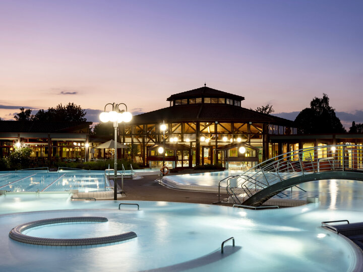 Der Außenpool vor einer Therme.