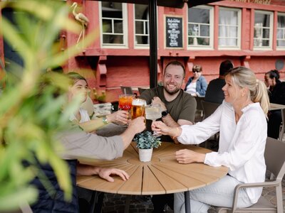 TbG_Stadtfuehrungen_Genuss eine Gruppe von Freunden trinken gemeinsam etwas