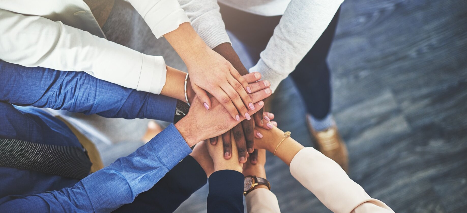 Team reicht sich die Hände