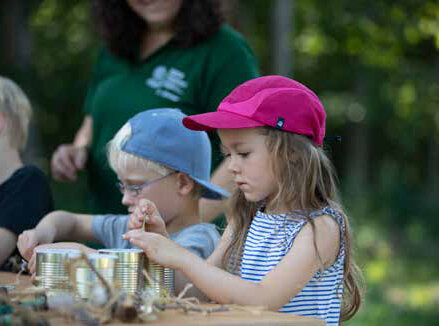 Kinder basteln im Natur Themen Park.