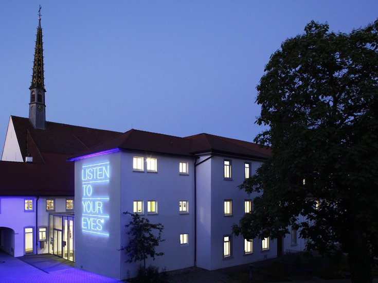 Ein Kloster bei Dämmerung.