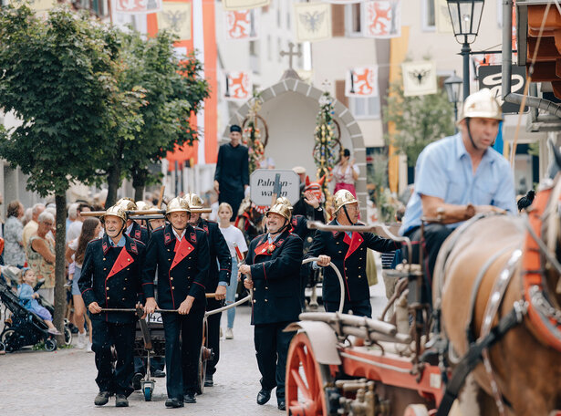 Verkleidete Personen beim Bächtlefest.