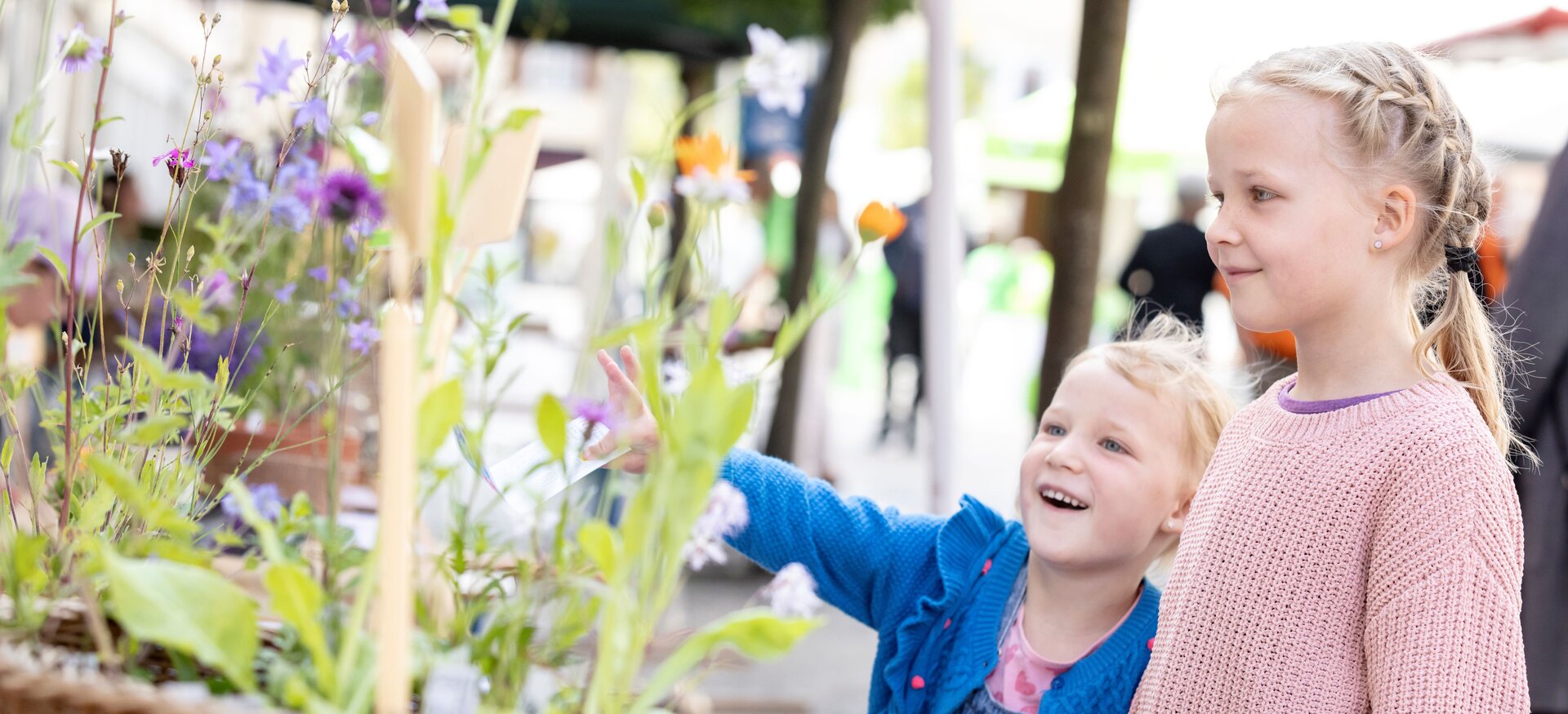 Happy Family Day Kinder bestaunen Blumen