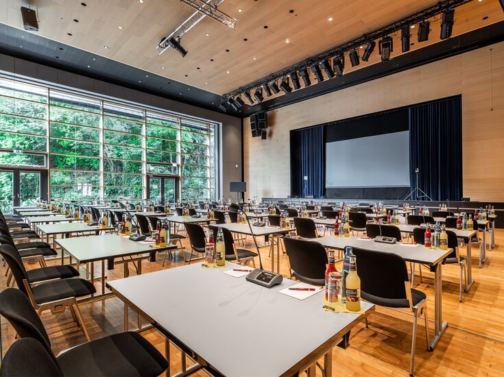 Blick in einen großen Konferenzsaal.