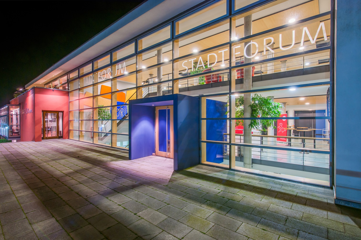 Blick von außen auf das Stadtforum.
